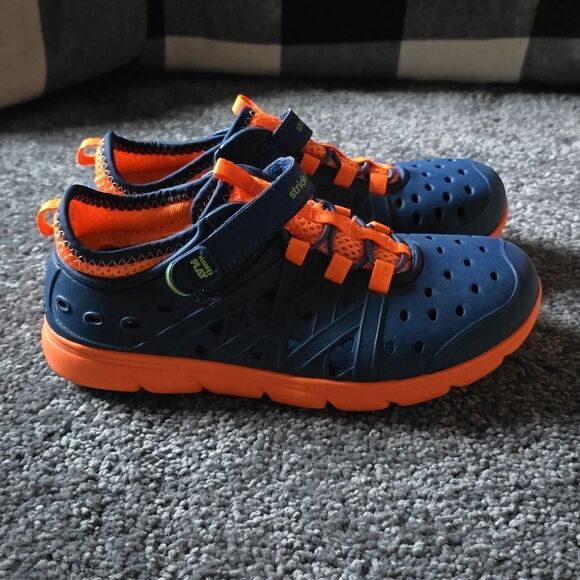 Kids Size 13 Water Shoes Splash Pad Beach Pool Barely Used - Picture 2 of 7